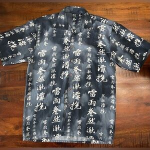 Blue Button-Up Shirt with White Asian Script – Streetwear Style – Size XL